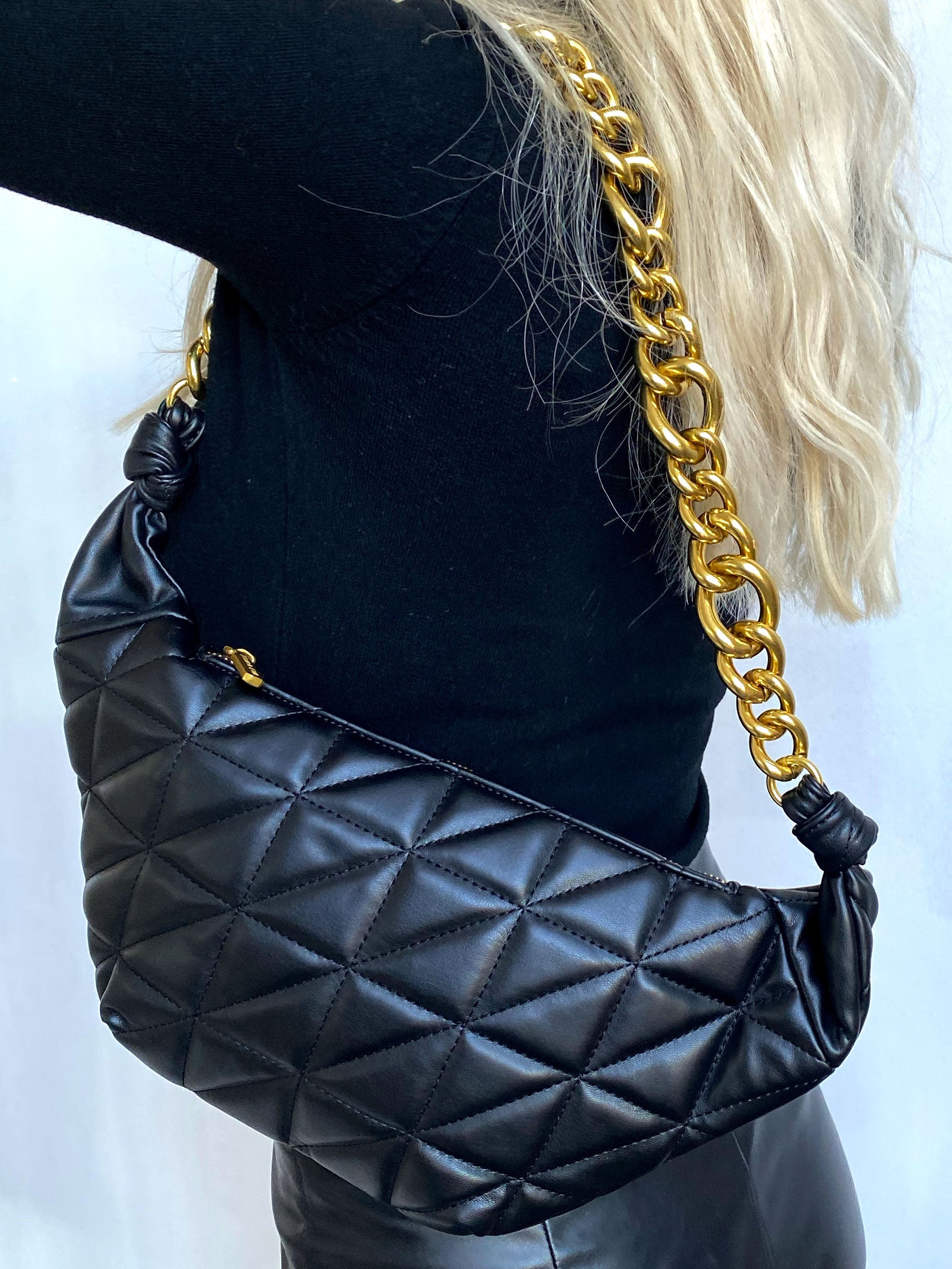 Gloria - Beige handväska med stor guldkedja